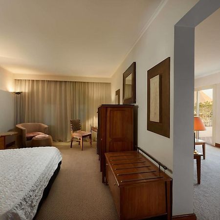 Le Meridien Pyramids Hotel & Spa Giza Экстерьер фото